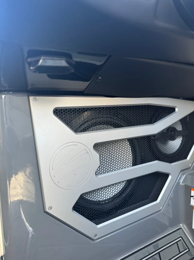 Slide: The Image of Tigé Ultré 25ZX 2025 - 6