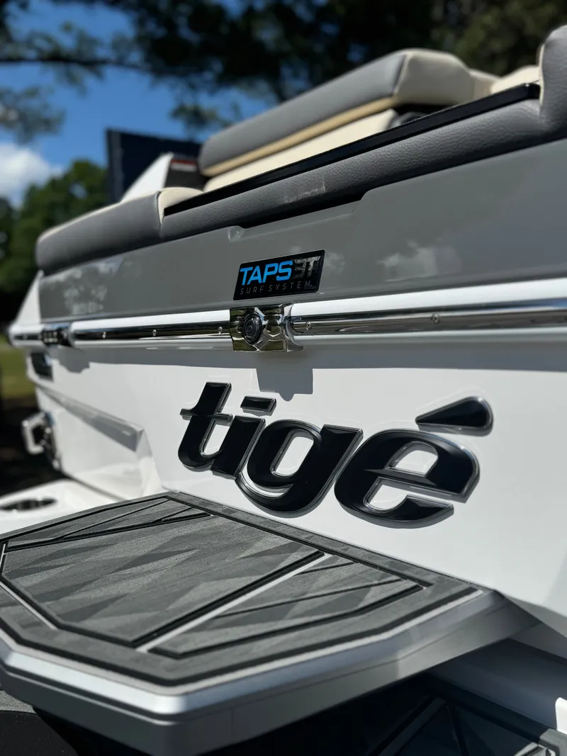 Slide: The Image of Tigé Ultré 25ZX 2025 - 8