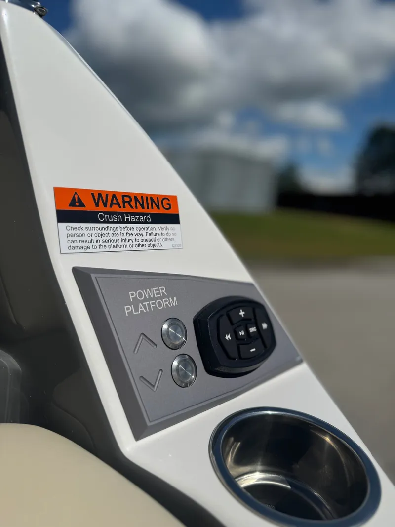 Slide: The Image of Tigé Ultré 25ZX 2025 - 9