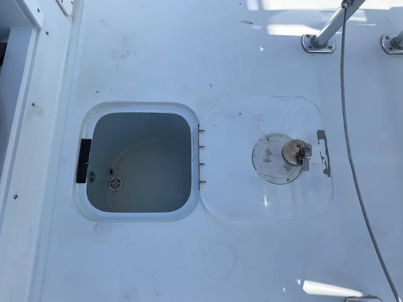 Slide: The Image of Contender 21 Open boat deck with storage compartment, 2003 model. - 46