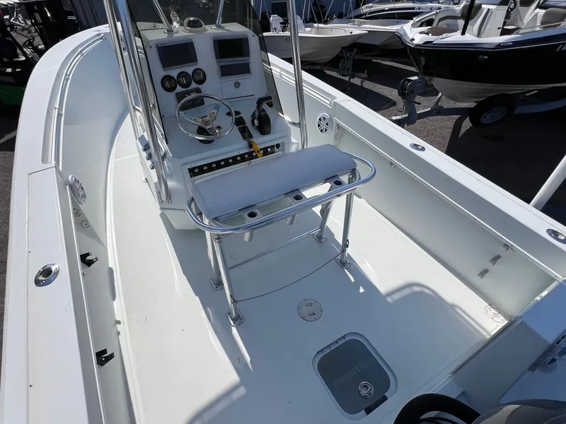 Slide: The Image of Contender 21 Open boat interior with console, 2014 Yamaha 250 engine, 82 hours, 2003 model. - 9