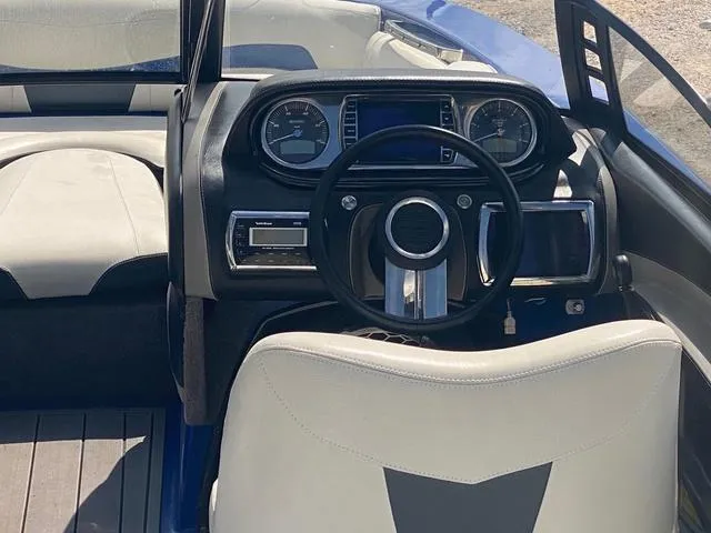 Slide: The Image of Malibu Wakesetter 22 MXZ 2012 - 13