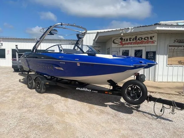 Slide: The Image of Malibu Wakesetter 22 MXZ 2012 - 2