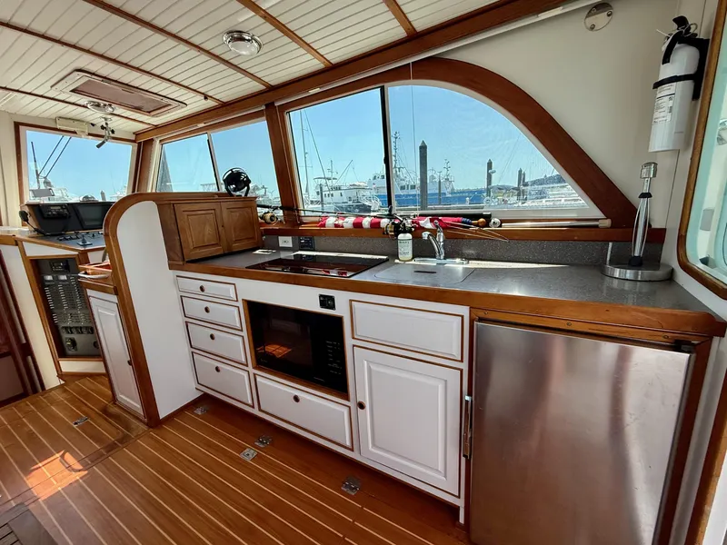Slide: The Image of Interior of 2006 Mast & Mallet Thomas Point 40 yacht, featuring a modern kitchen area. - 20