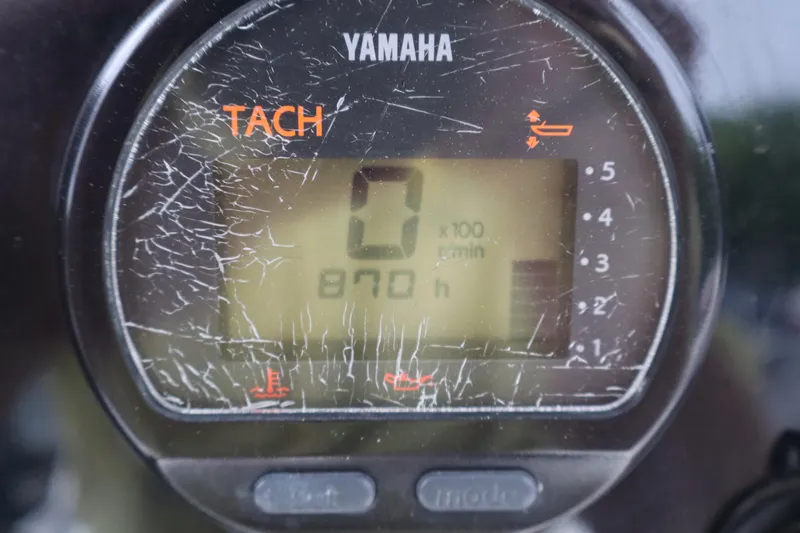Slide: The Image of Yamaha tachometer displaying 870 hours on a 2004 Edgewater 225CC boat. - 11