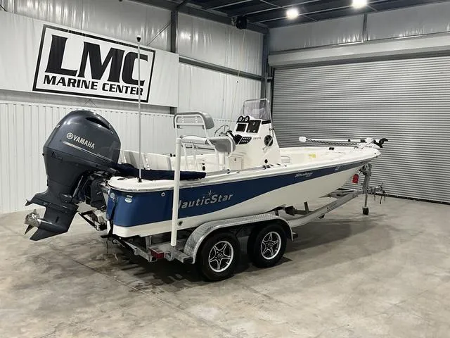 Slide: The Image of NauticStar 215 XTS SB 2021 - 11