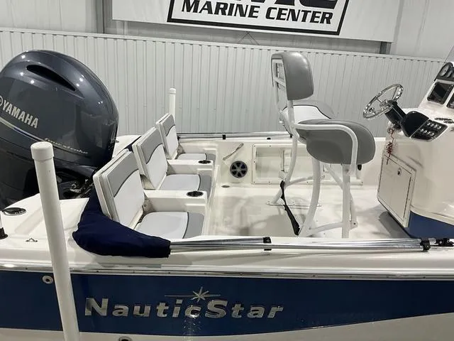 Slide: The Image of NauticStar 215 XTS SB 2021 - 9