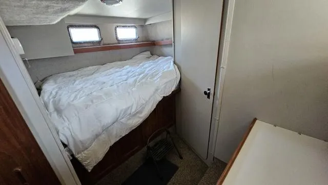 Slide: The Image of Carver 32 Aft Cabin 1990 - 26