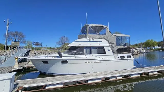 Slide: The Image of Carver 32 Aft Cabin 1990 - 1