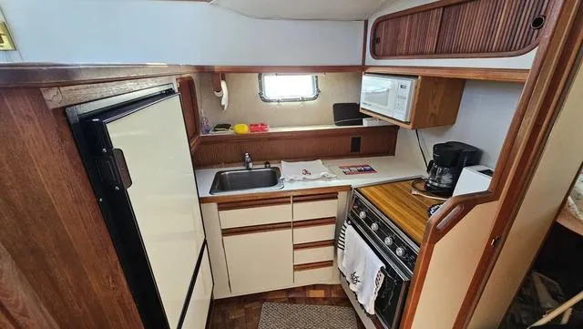 Slide: The Image of Carver 32 Aft Cabin 1990 - 19