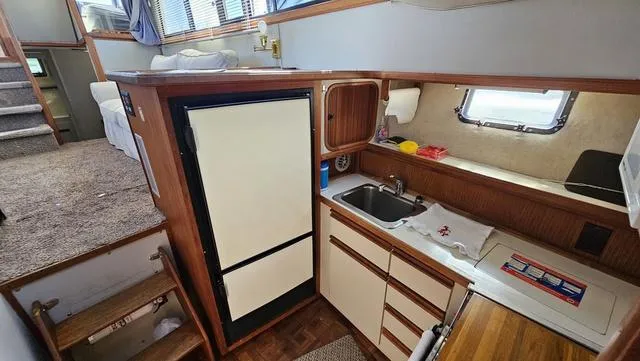 Slide: The Image of Carver 32 Aft Cabin 1990 - 20