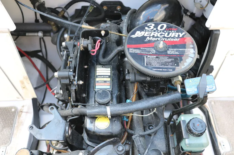 Slide: The Image of Engine of 2006 Four Winns 180 Horizon boat with 3.0L MerCruiser. - 24