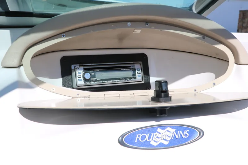 Slide: The Image of 2006 Four Winns 180 Horizon dashboard with stereo system and logo. - 29