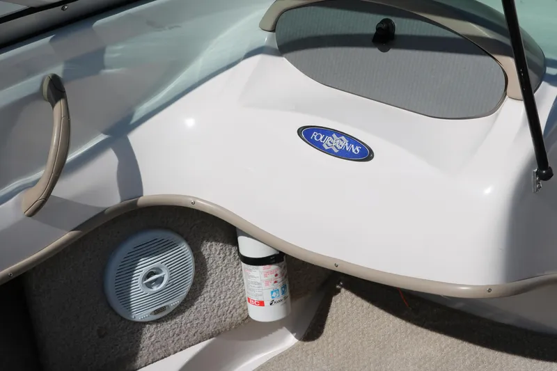Slide: The Image of 2006 Four Winns 180 Horizon boat interior with speaker and fire extinguisher. - 32