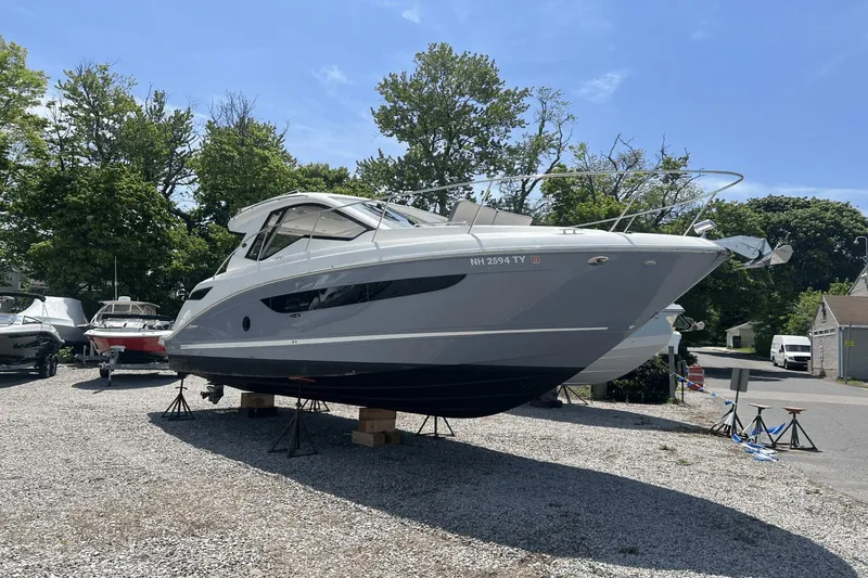 Slide: The Image of Sea Ray 350 Coupe 2021 - 0