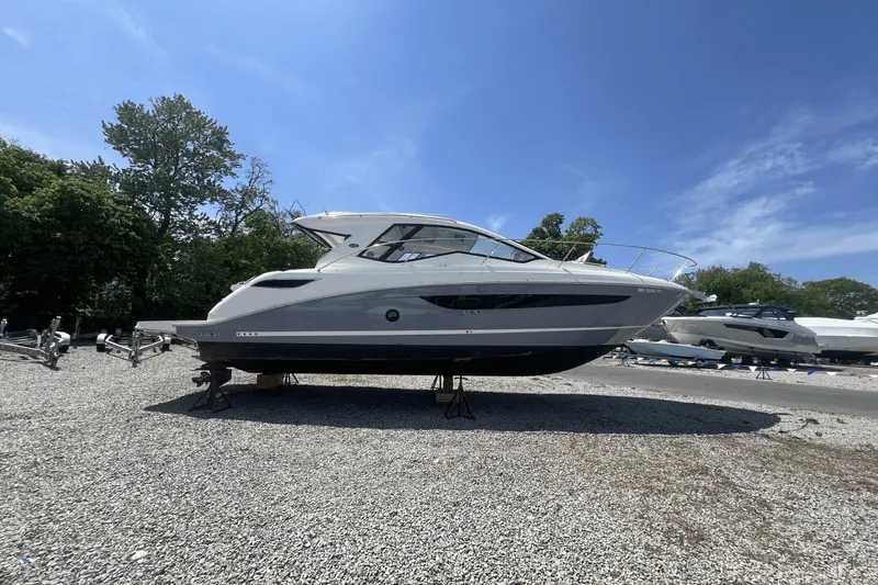 Slide: The Image of Sea Ray 350 Coupe 2021 - 1