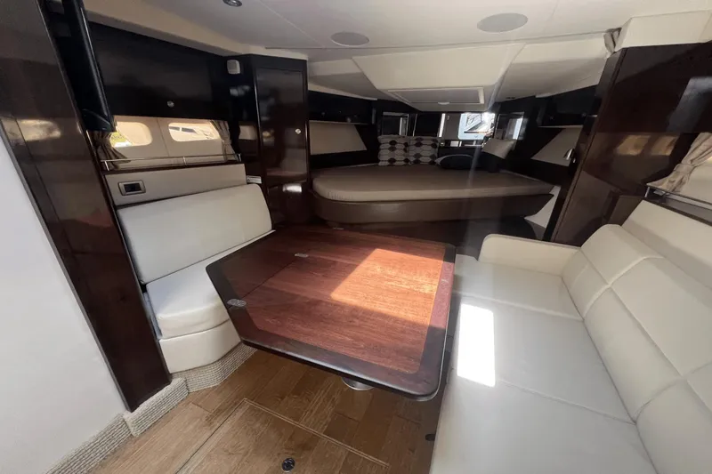 Slide: The Image of Sea Ray 350 Coupe 2021 - 12