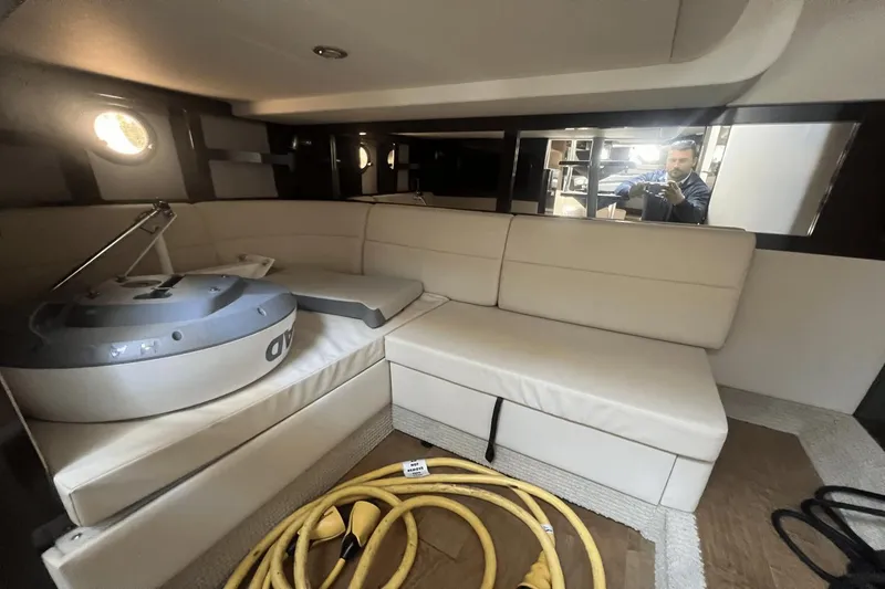 Slide: The Image of Sea Ray 350 Coupe 2021 - 13