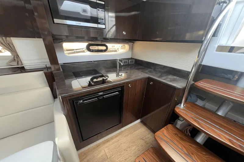 Slide: The Image of Sea Ray 350 Coupe 2021 - 14