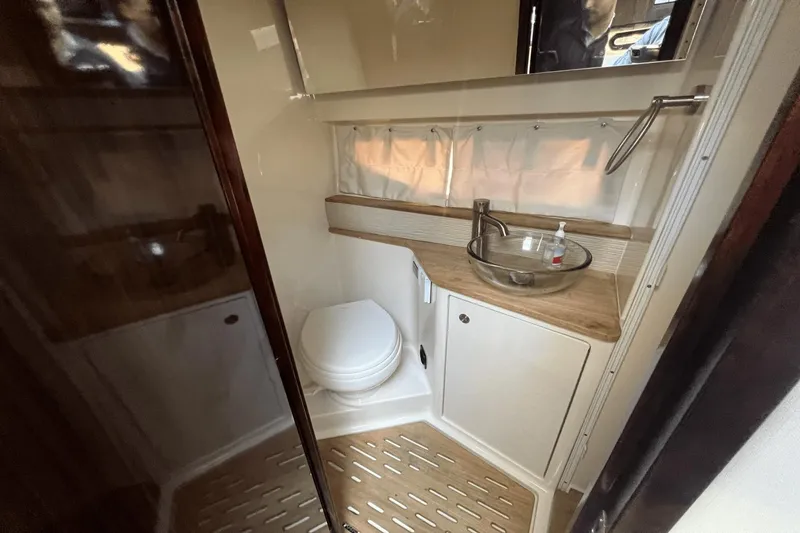 Slide: The Image of Sea Ray 350 Coupe 2021 - 15