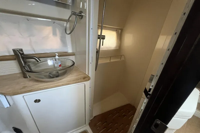 Slide: The Image of Sea Ray 350 Coupe 2021 - 16