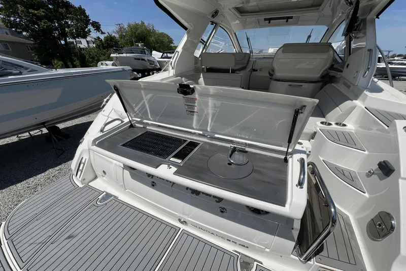 Slide: The Image of Sea Ray 350 Coupe 2021 - 5