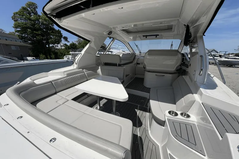 Slide: The Image of Sea Ray 350 Coupe 2021 - 6