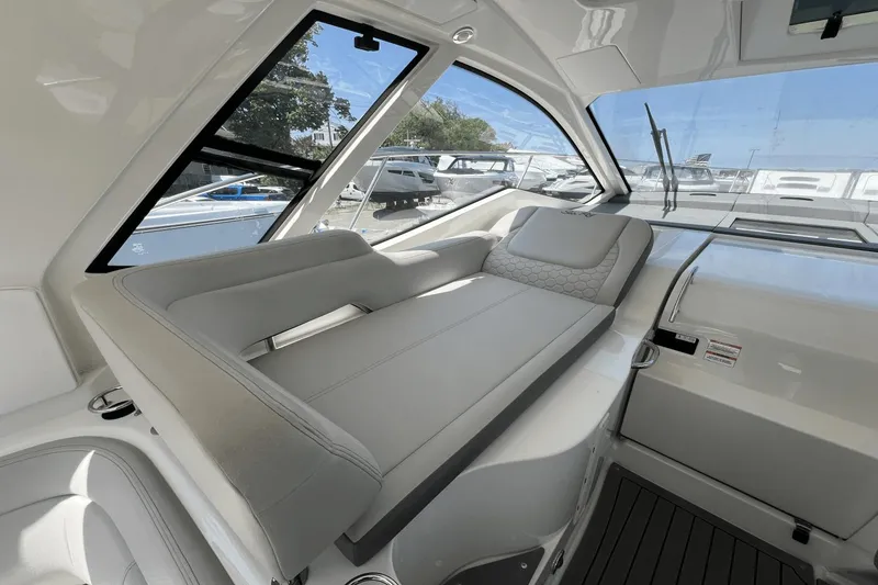 Slide: The Image of Sea Ray 350 Coupe 2021 - 8