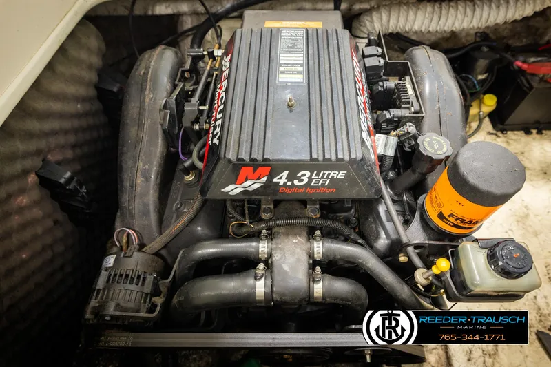 Slide: The Image of Engine of 2002 Rinker 192 Captiva boat, featuring a 4.3L EFI Mercury motor. - 47
