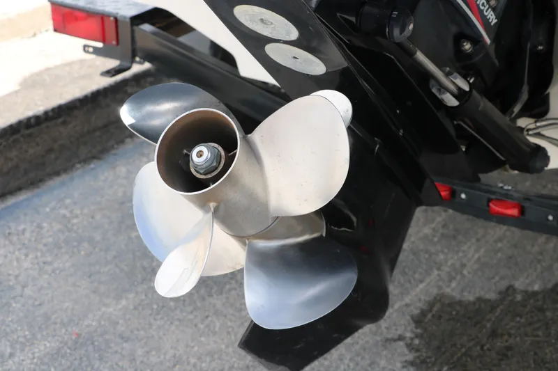 Slide: The Image of Propeller of 2004 Sea Ray 220 Select boat, close-up view. - 6