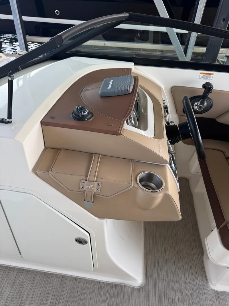 Slide: The Image of Sea Ray 290 Sundeck 2016 - 15