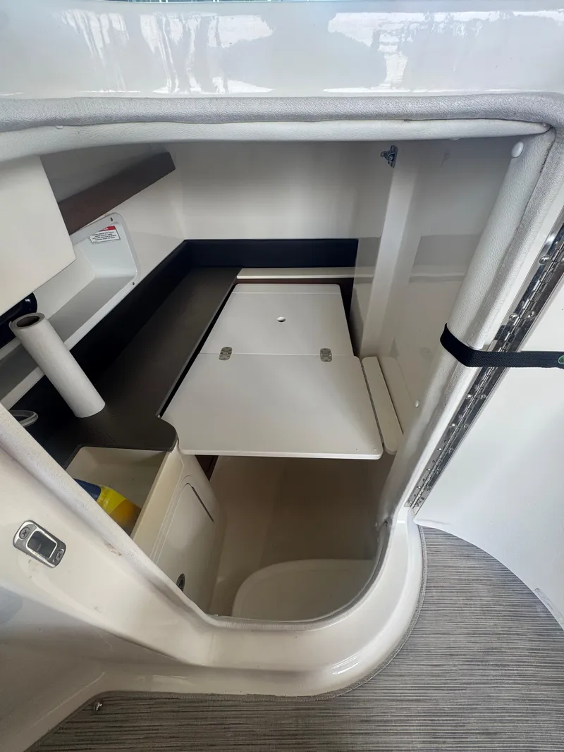 Slide: The Image of Sea Ray 290 Sundeck 2016 - 18