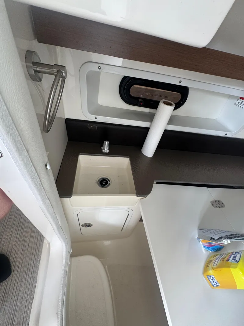 Slide: The Image of Sea Ray 290 Sundeck 2016 - 19