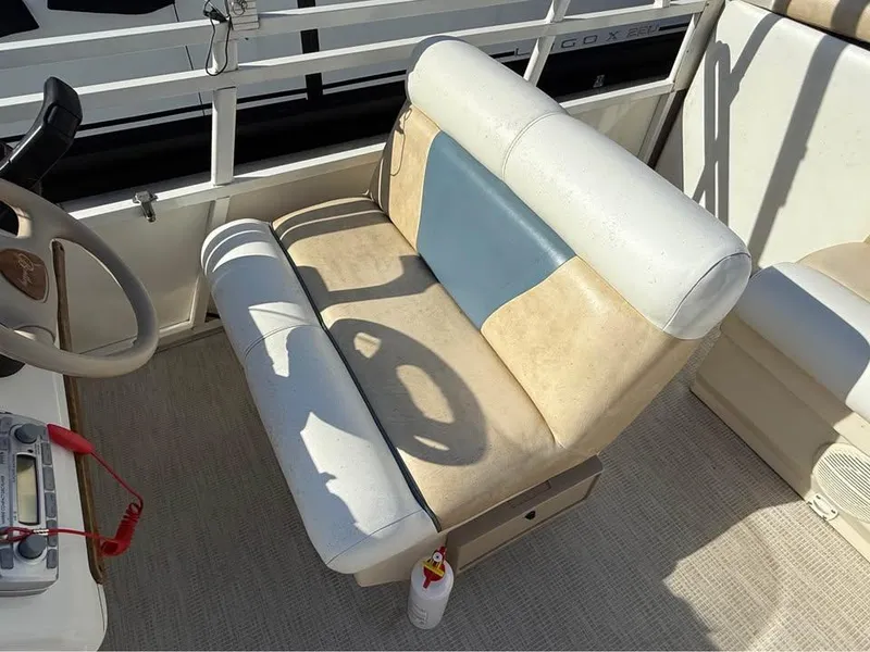 Slide: The Image of 2008 Bentley Pontoons 180 CRUISE boat seat with beige and blue upholstery. - 9