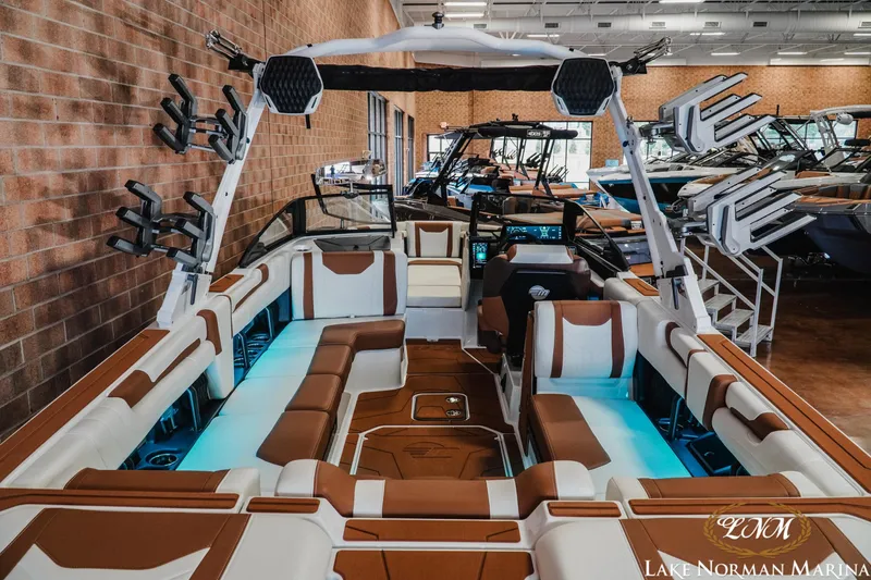 Slide: The Image of Malibu Wakesetter 25 LSV 2025 - 11