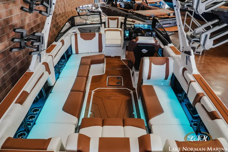 Slide: The Image of Malibu Wakesetter 25 LSV 2025 - 12