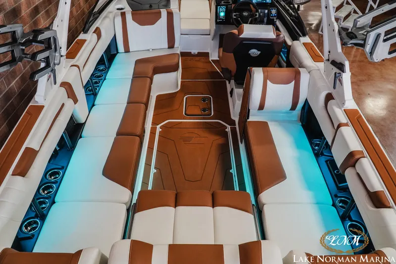 Slide: The Image of Malibu Wakesetter 25 LSV 2025 - 13