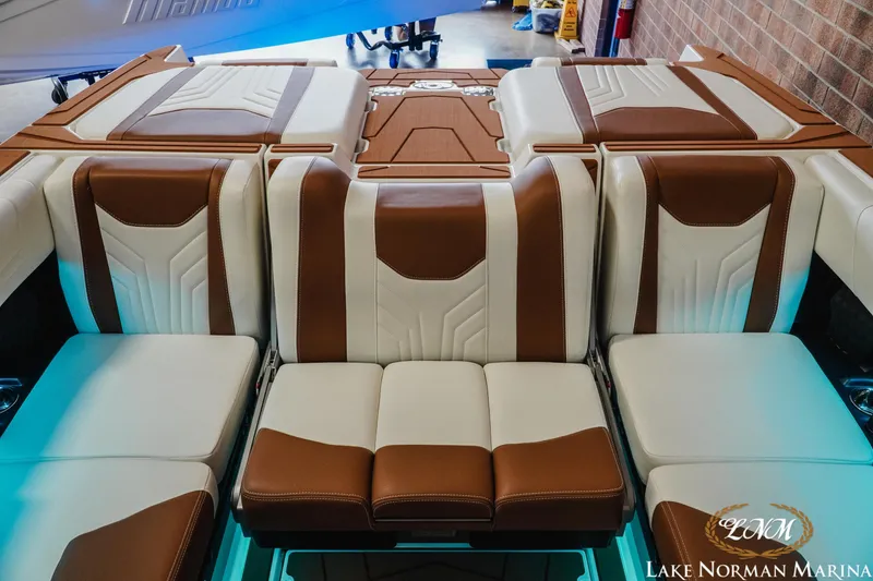 Slide: The Image of Malibu Wakesetter 25 LSV 2025 - 21