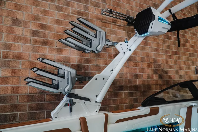 Slide: The Image of Malibu Wakesetter 25 LSV 2025 - 25