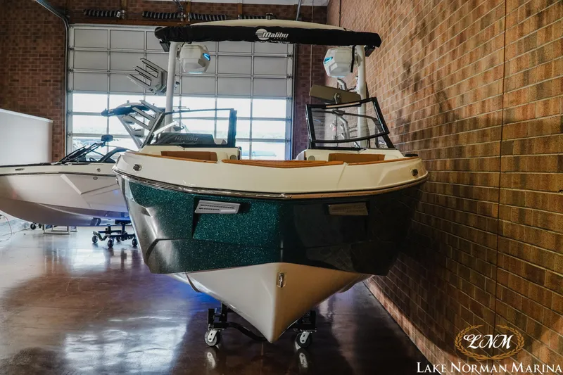 Slide: The Image of Malibu Wakesetter 25 LSV 2025 - 4