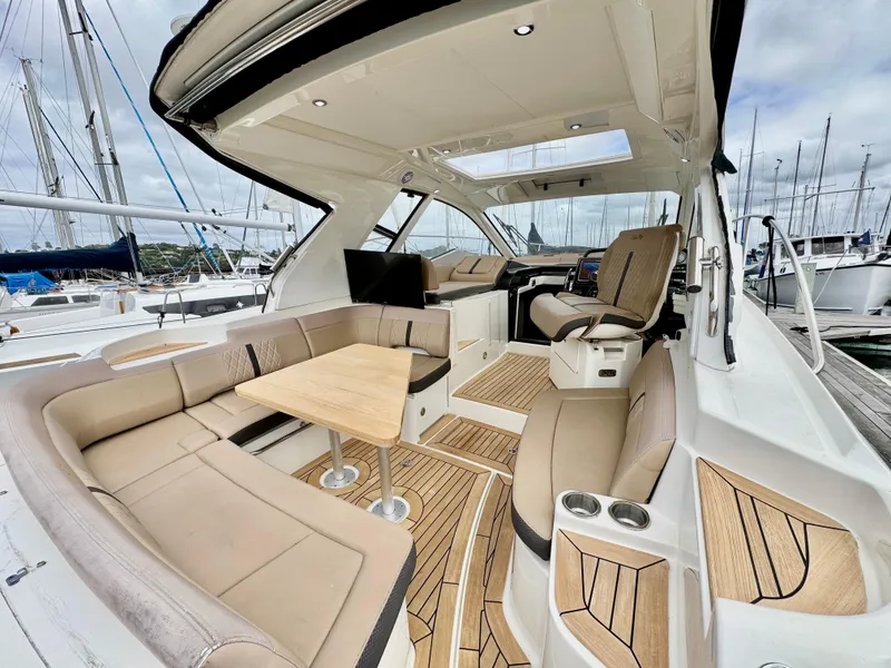Slide: The Image of Sea Ray Sundancer 350 Coupe 2017 - 16