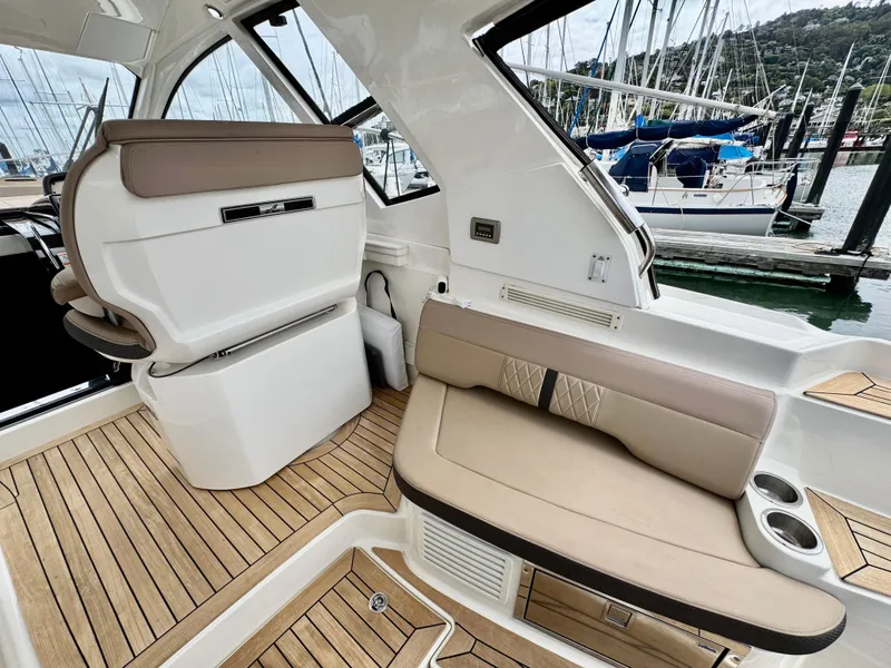 Slide: The Image of Sea Ray Sundancer 350 Coupe 2017 - 20