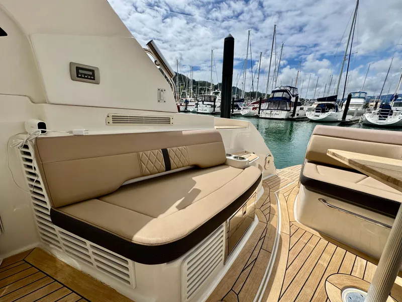 Slide: The Image of Sea Ray Sundancer 350 Coupe 2017 - 21