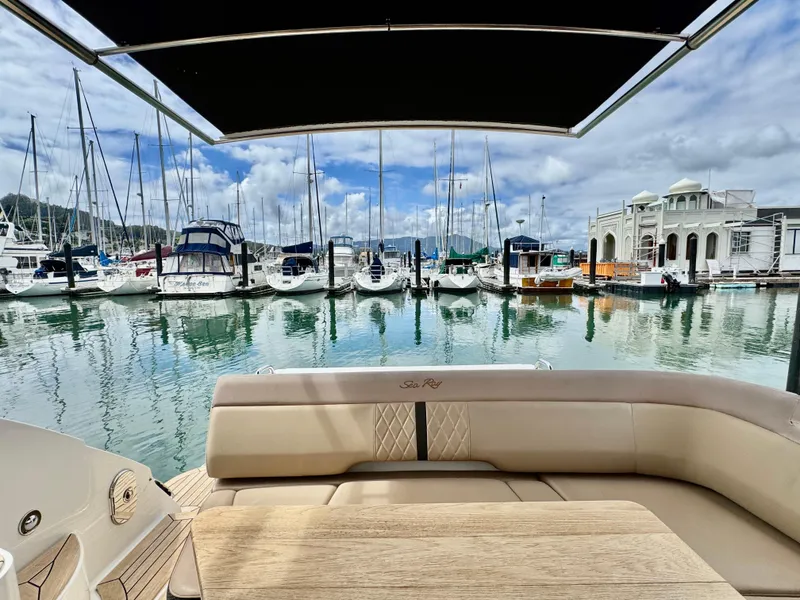 Slide: The Image of Sea Ray Sundancer 350 Coupe 2017 - 27