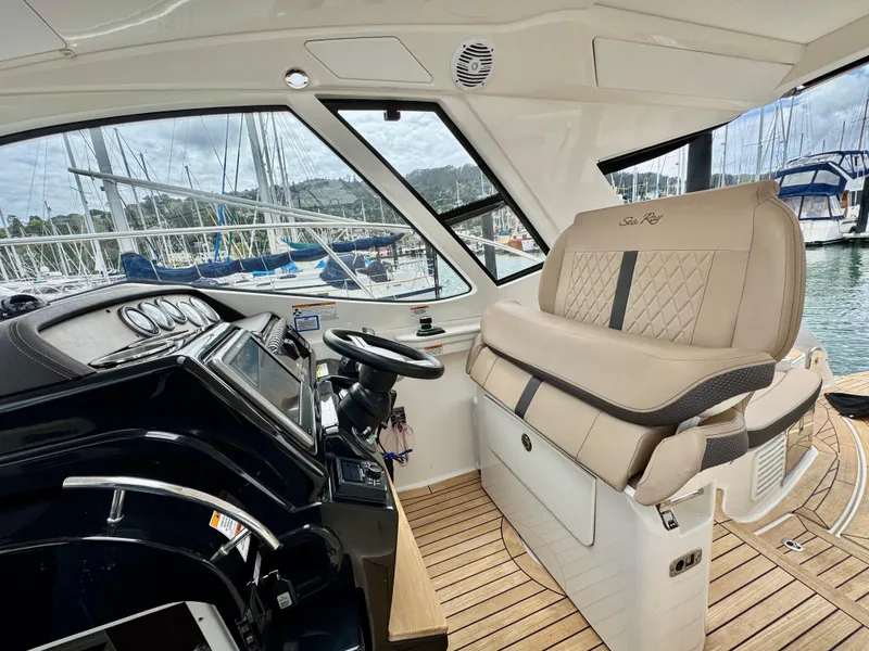 Slide: The Image of Sea Ray Sundancer 350 Coupe 2017 - 30