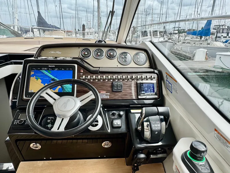 Slide: The Image of Sea Ray Sundancer 350 Coupe 2017 - 31