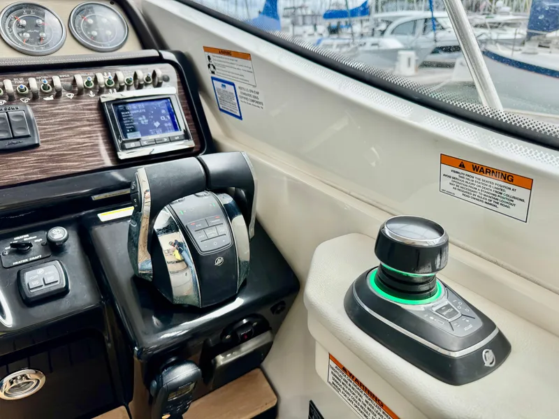 Slide: The Image of Sea Ray Sundancer 350 Coupe 2017 - 33