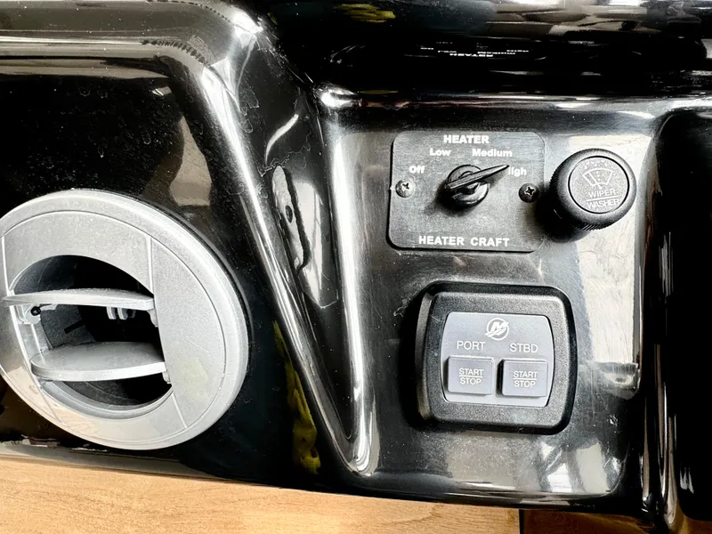 Slide: The Image of Sea Ray Sundancer 350 Coupe 2017 - 35