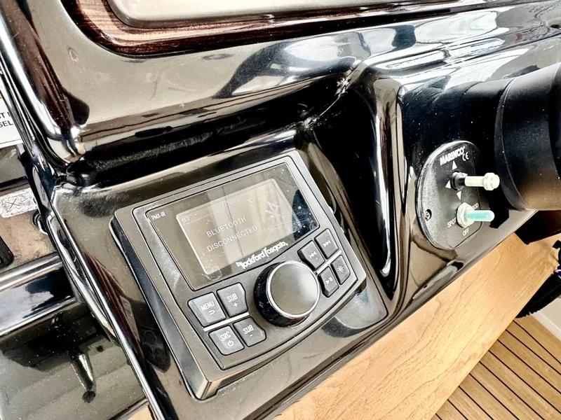 Slide: The Image of Sea Ray Sundancer 350 Coupe 2017 - 36