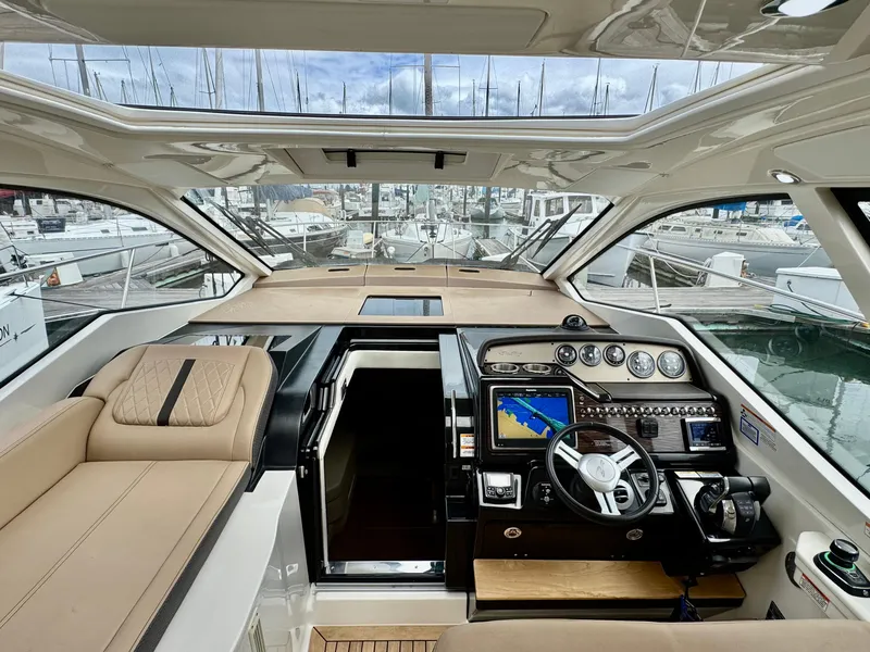 Slide: The Image of Sea Ray Sundancer 350 Coupe 2017 - 41